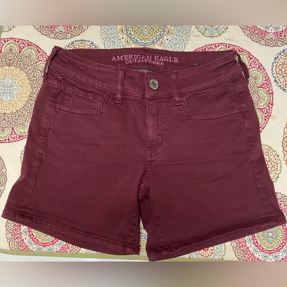 American Eagle Super Stretch burgundy women’s shorts. Like New. Size 2.